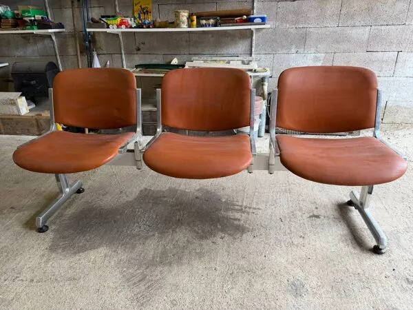 Illustration numéro 4 du produit Banc vintage salle d’attente 3 places année 70