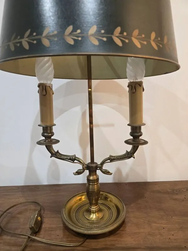 Illustration numéro 4 du produit Lampe bouillotte Empire à deux feux en laiton