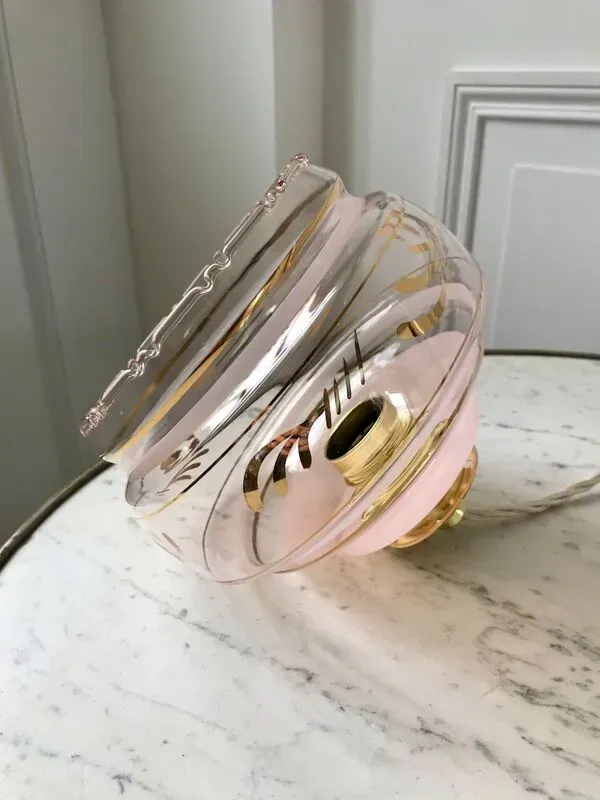 Illustration numéro 4 du produit Paire de suspensions en verre rose et liseré doré années 50-60