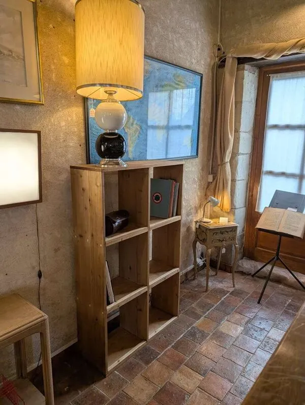 Illustration numéro 4 du produit Étagère ancienne