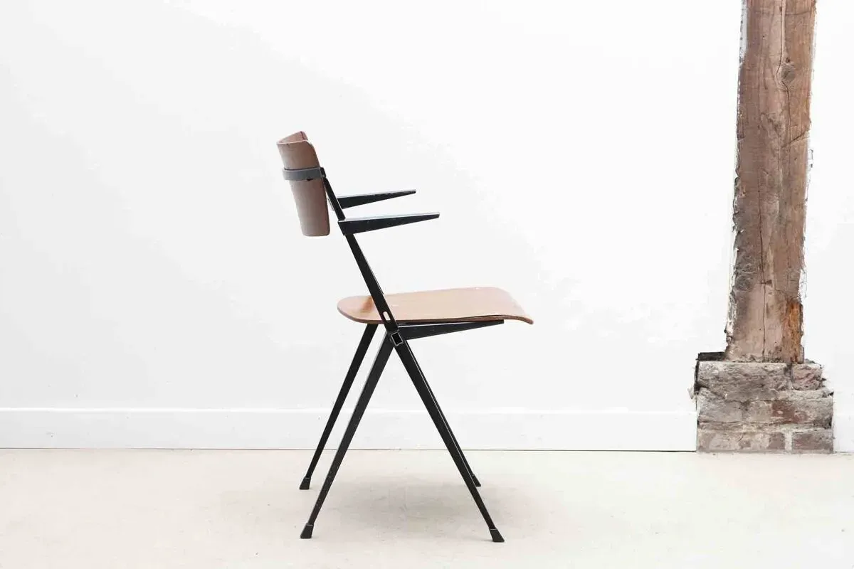 Illustration numéro 4 du produit Chaise vintage Pyramid accoudoirs de Wim Rietveld chêne et noir