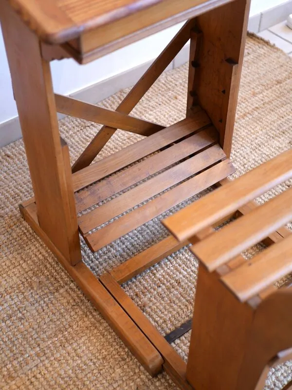 Illustration numéro 4 du produit Ancien bureau d'écolier en bois