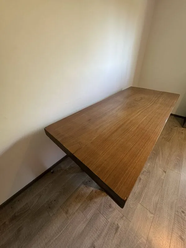 Illustration numéro 4 du produit Table de style industrielle avec plateau en acajou