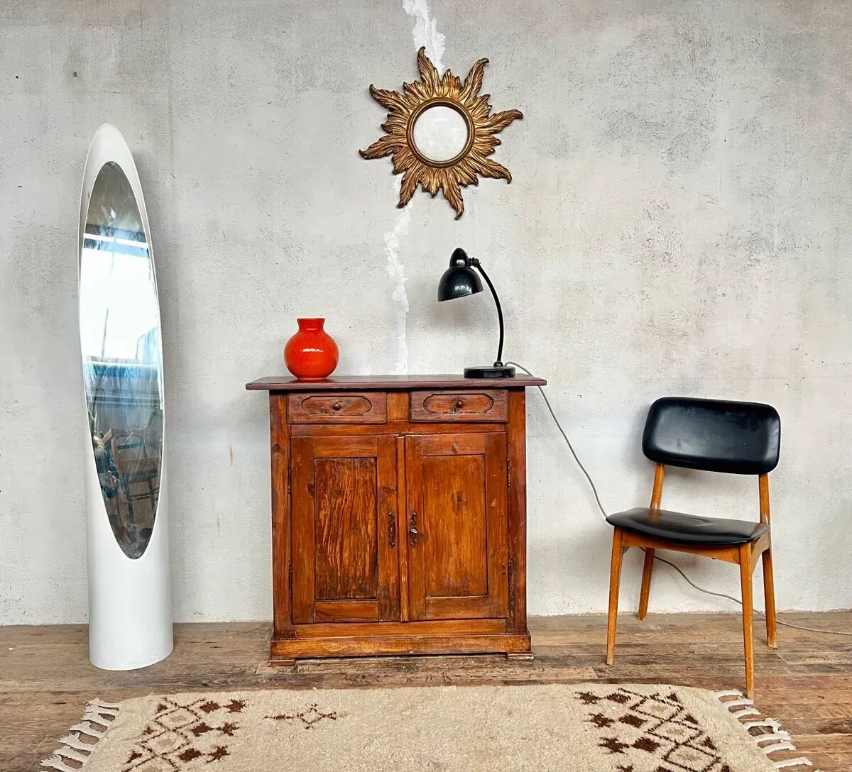 Illustration numéro 4 du produit Buffet parisien vintage en bois massif