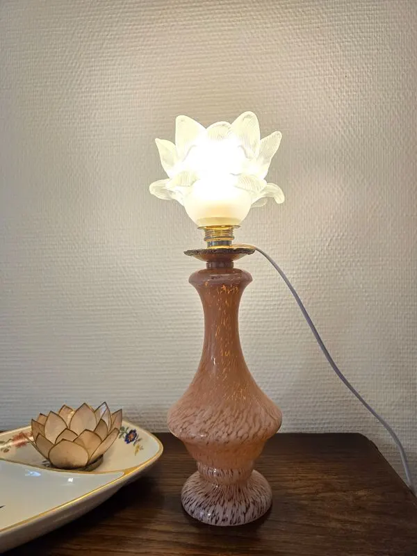 Illustration numéro 4 du produit lampe de table en pâte de verre rose de Clichy, très b