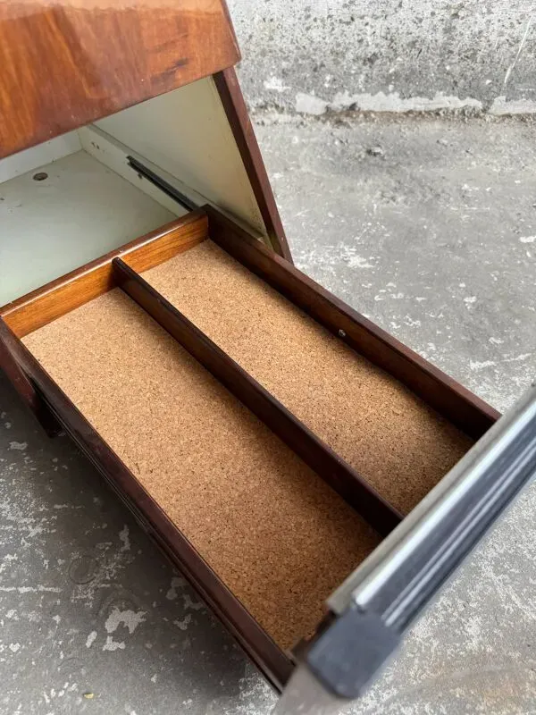 Illustration numéro 4 du produit Meuble triangulaire en bois foncé pour avion, à 3 tiroirs, armoire aéronautique en bois courbé