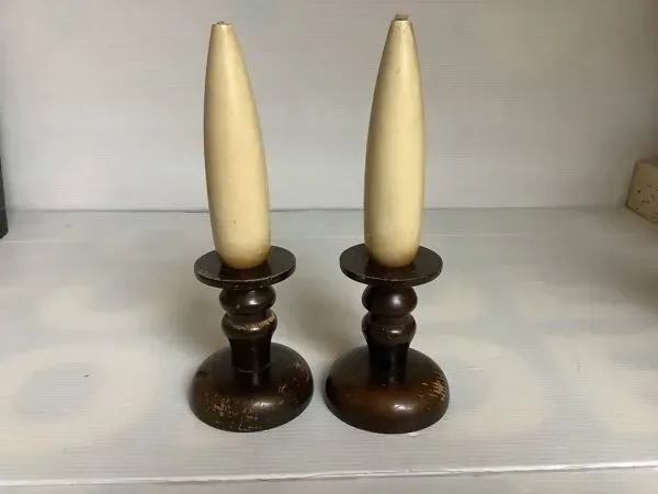 Illustration numéro 4 du produit Paire de bougeoirs en bois fausses bougies en bois