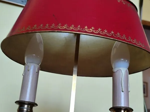 Illustration numéro 4 du produit lampe bouillotte 2 feux en bronze et laiton, lampe de bureau  rouge