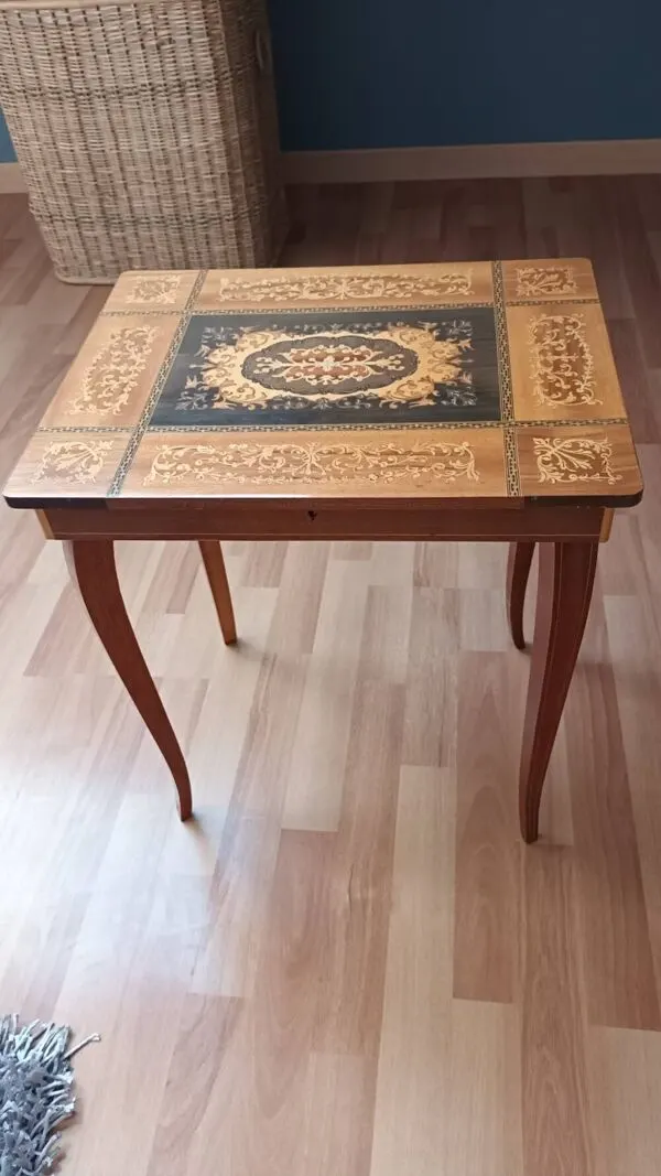Illustration numéro 4 du produit Petite table à bijoux en Marqueterie de Sorrente - Italie, Circa 1970