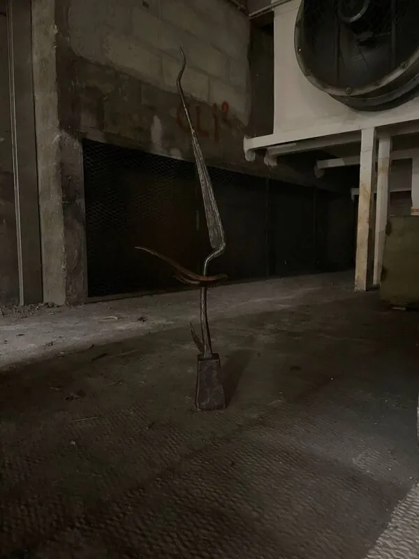 Illustration numéro 4 du produit Sculpture en métal frappé et cuivre signée