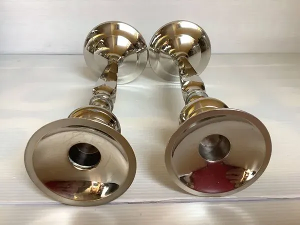 Illustration numéro 4 du produit Paire de grands bougeoirs à facettes argentés