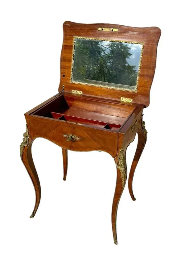 Illustration numéro 4 du produit Table d’appoint / Travailleuse Style Louis XV