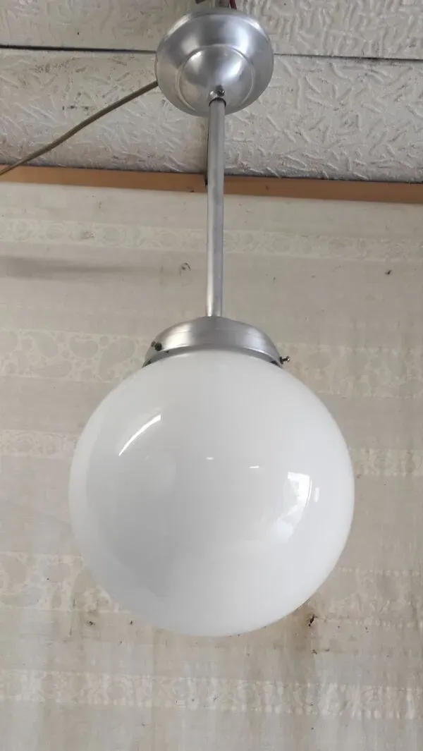 Illustration numéro 4 du produit Suspension style Bauhaus globe en opaline XL, mid. XXeme