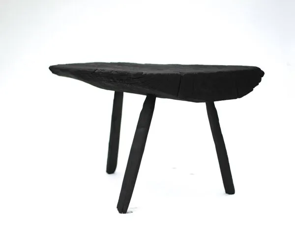 Illustration numéro 4 du produit Table basse brutaliste tripode