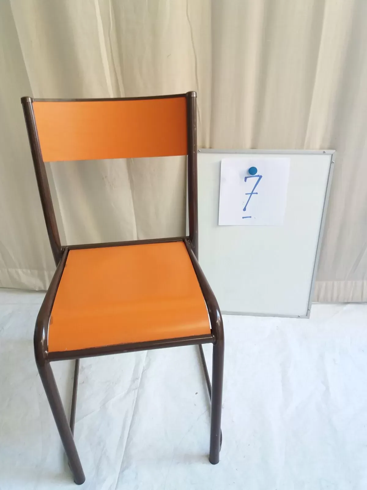 Illustration numéro 4 du produit Série de 7 chaises vintage