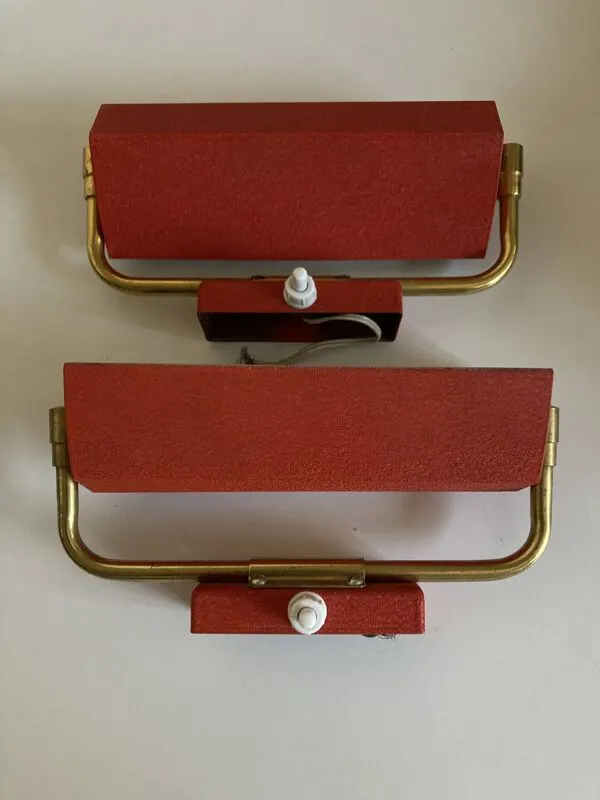 Illustration numéro 4 du produit Paire d'appliques pivotantes modernistes en tôle rouge 1950s