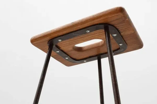 Illustration numéro 4 du produit Tabouret industriel moderniste à lattes fendues en fer et chêne, France vers 1910