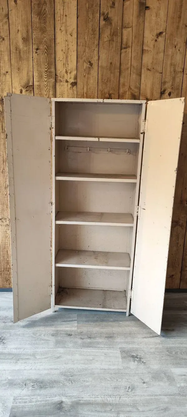 Illustration numéro 4 du produit ancien vestiaire en métal deux porte armoire d'atelier
