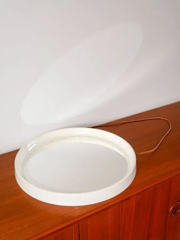 Illustration numéro 4 du produit Miroir casquette design rond en plexi écru avec lanière en cuir 1970