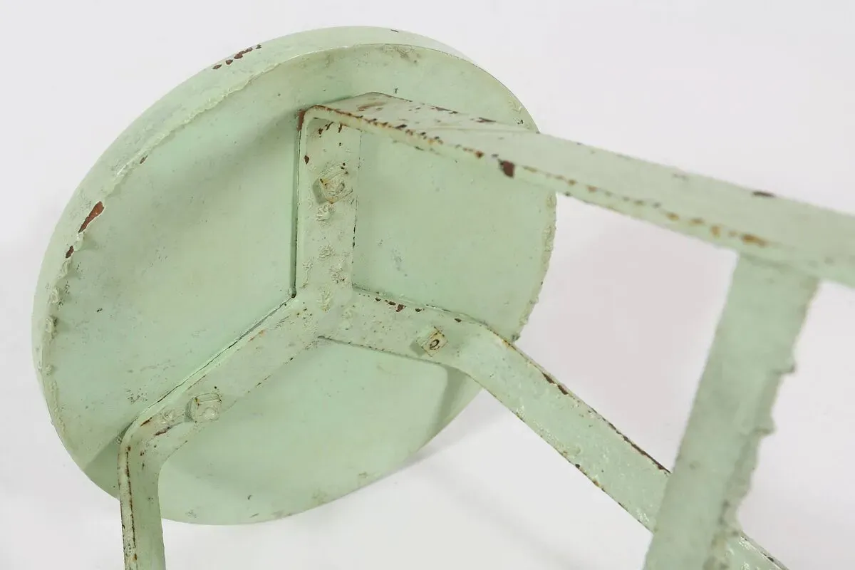 Illustration numéro 4 du produit Tabouret industriel peint en vert avec base en acier et plateau en bois, France années 1930
