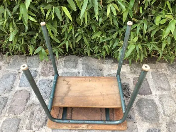 Illustration numéro 4 du produit Table d'écolier vintage