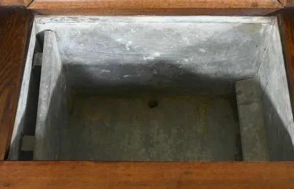 Illustration numéro 4 du produit Petite Glacière en Chêne – Début XXe