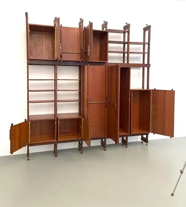 Illustration numéro 4 du produit Bibliothèque en teck, noyer et laiton, Italie, années 1960