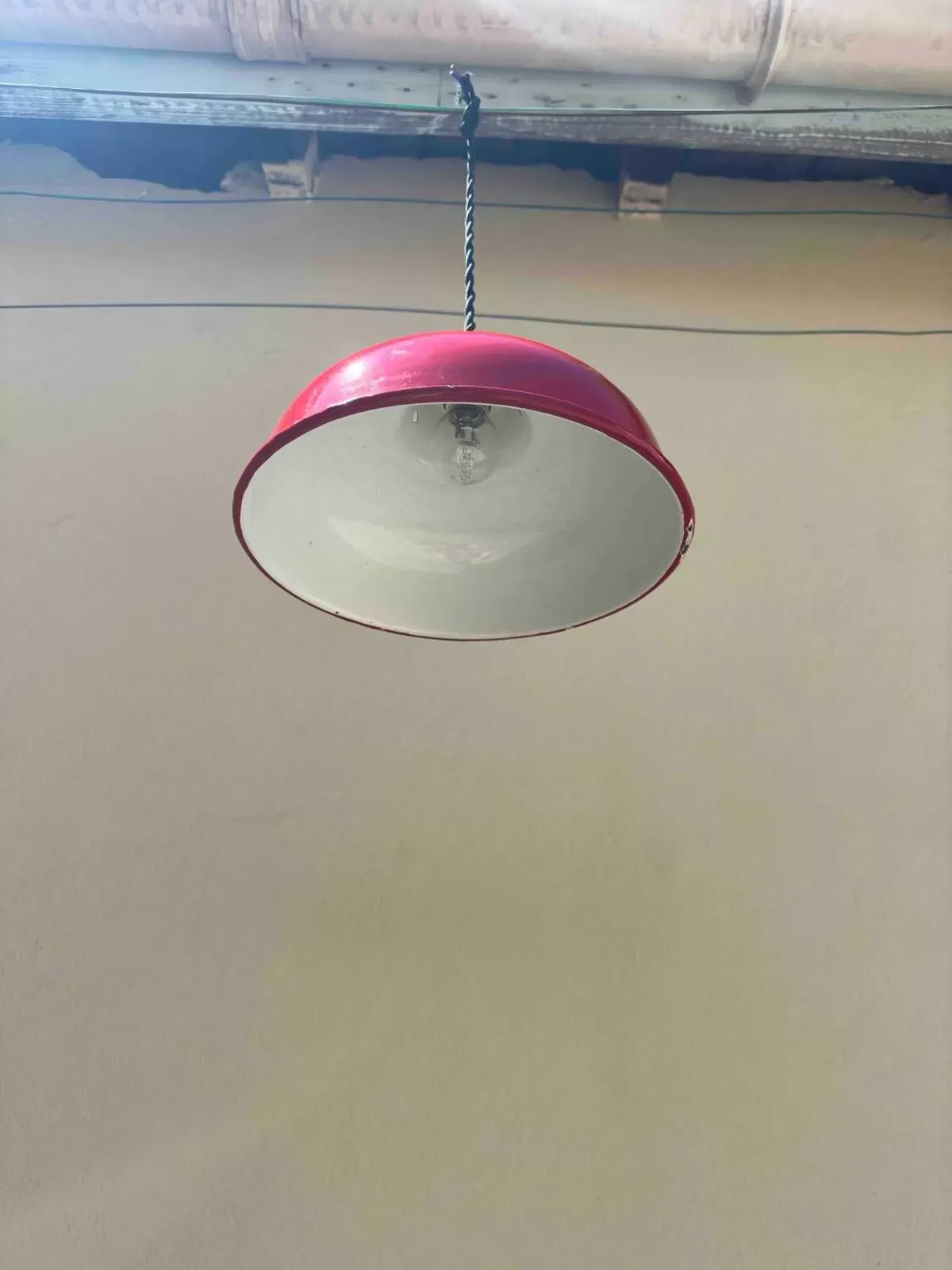 Illustration numéro 4 du produit Suspension indus en tôle émaillée gamelle rouge et blanche