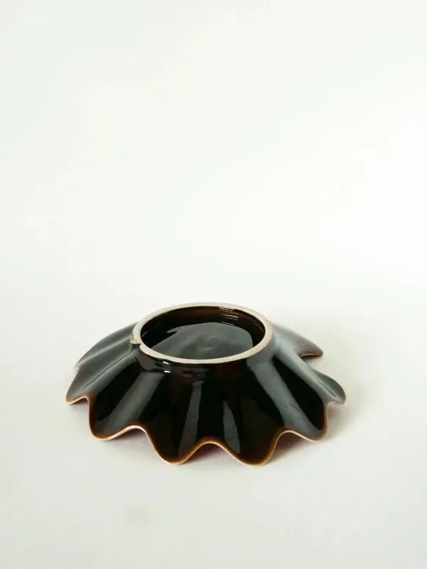 Illustration numéro 4 du produit Vide-poche en céramique forme coquillage, rouge et marron, 1970