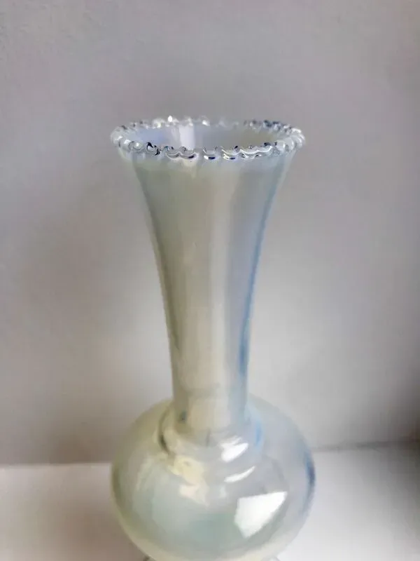 Illustration numéro 4 du produit Vase en opaline opalescent années 50-60