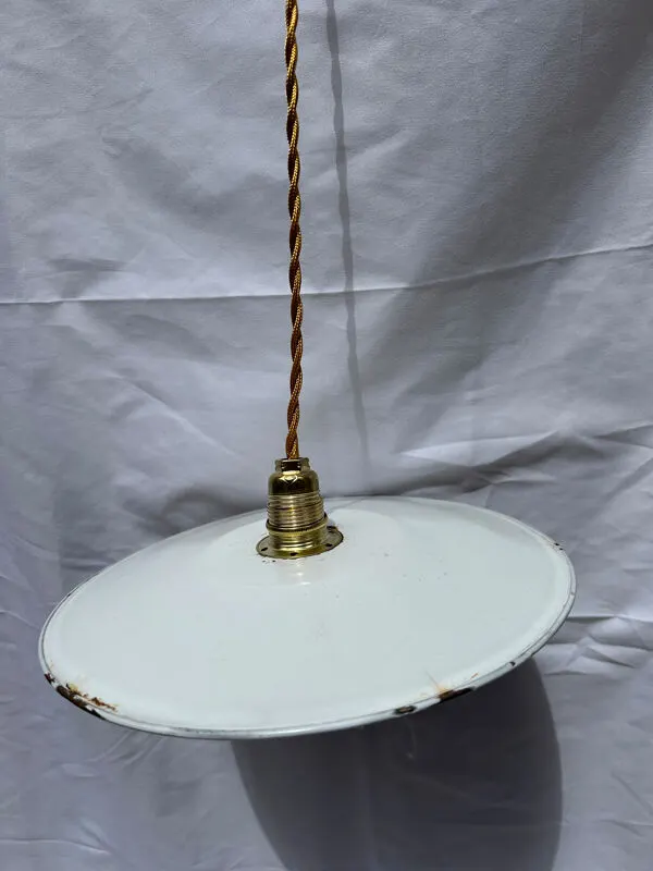 Illustration numéro 4 du produit Suspension vintage blanche en tôle émaillée style indus ferme