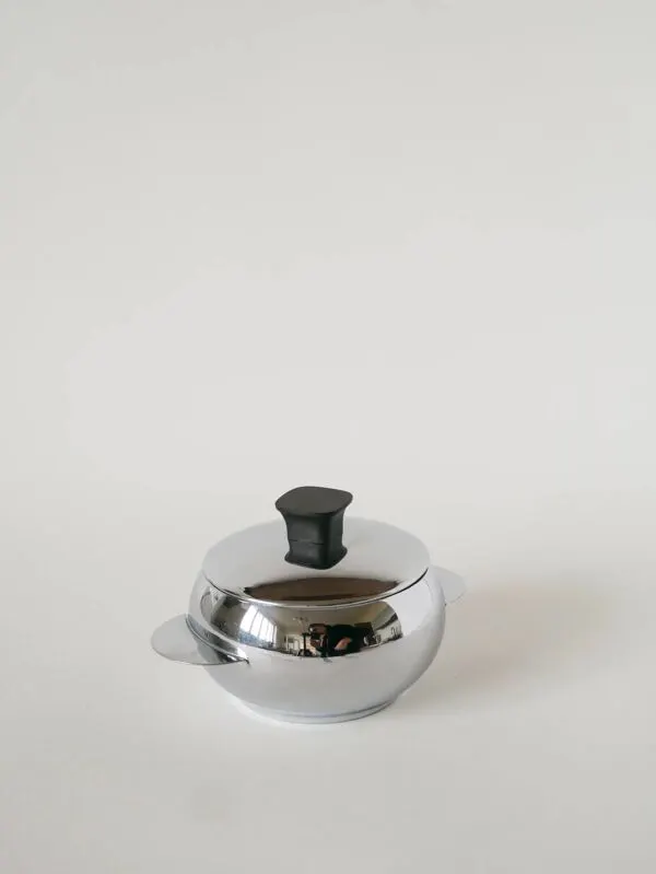 Illustration numéro 4 du produit Petit sucrier en inox, poignée carrée, 1970