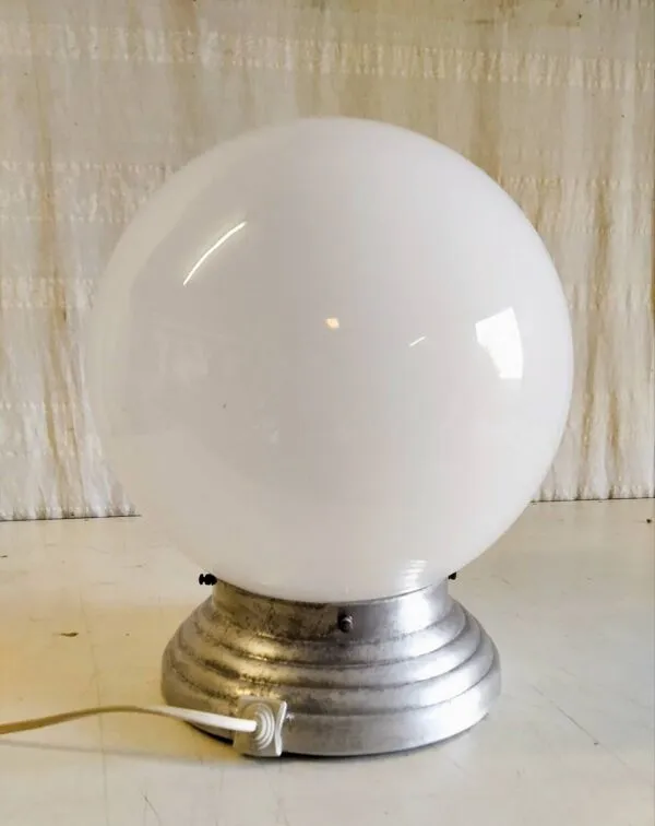 Illustration numéro 4 du produit Lampe à poser globe opaline XXL diam. 30 cm - mid. XXeme