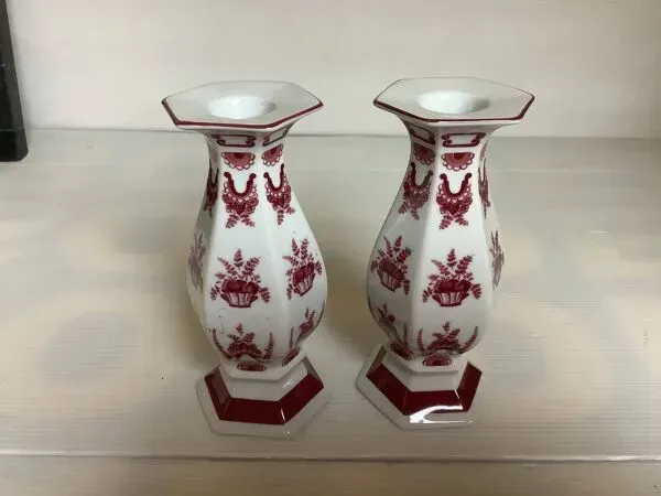 Illustration numéro 4 du produit Paire de bougeoirs hexagonaux bordeaux