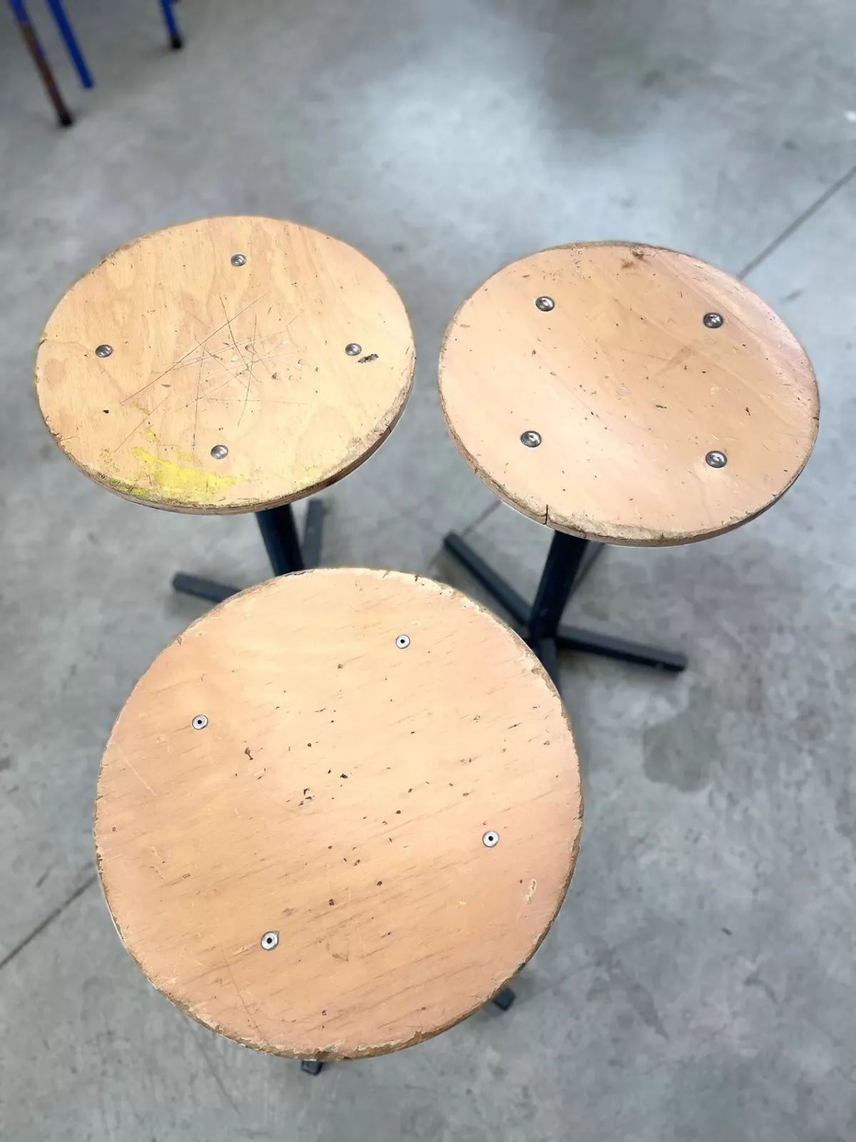 Illustration numéro 4 du produit Tabourets industriels métal et bois pieds étoile Pays-Bas années 70