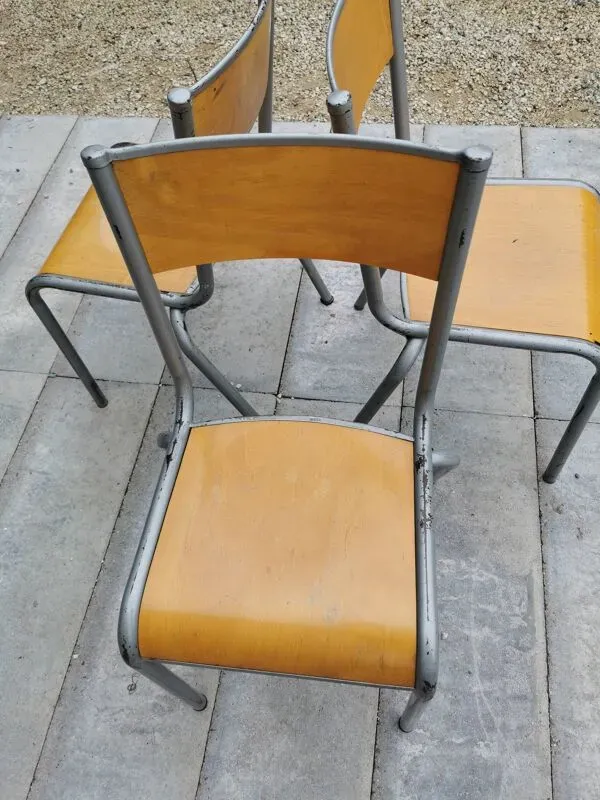 Illustration numéro 4 du produit Lot de trois chaises d'école vintage