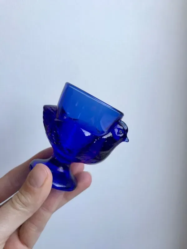 Illustration numéro 4 du produit Lot de 5 coquetiers modèle poule en verre couleur bleu roi années 70