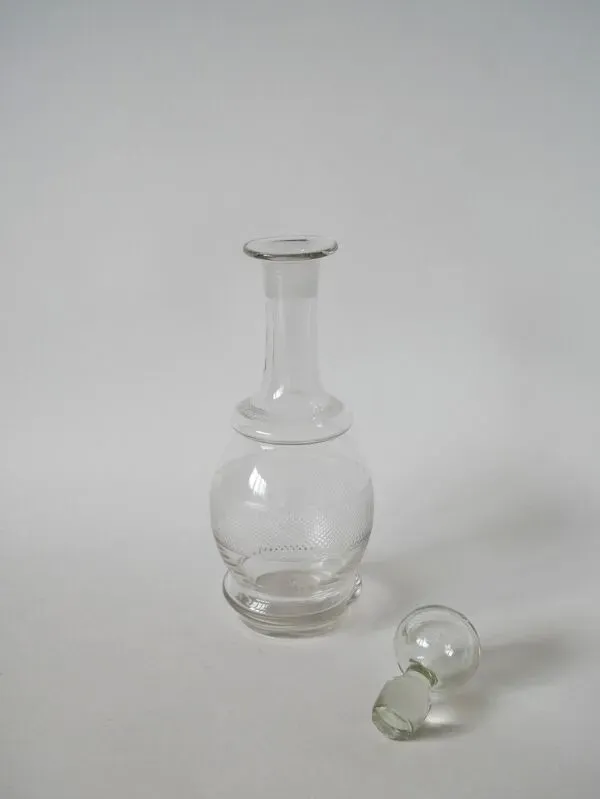Illustration numéro 4 du produit petite carafe à vin en verre gravé début XXème