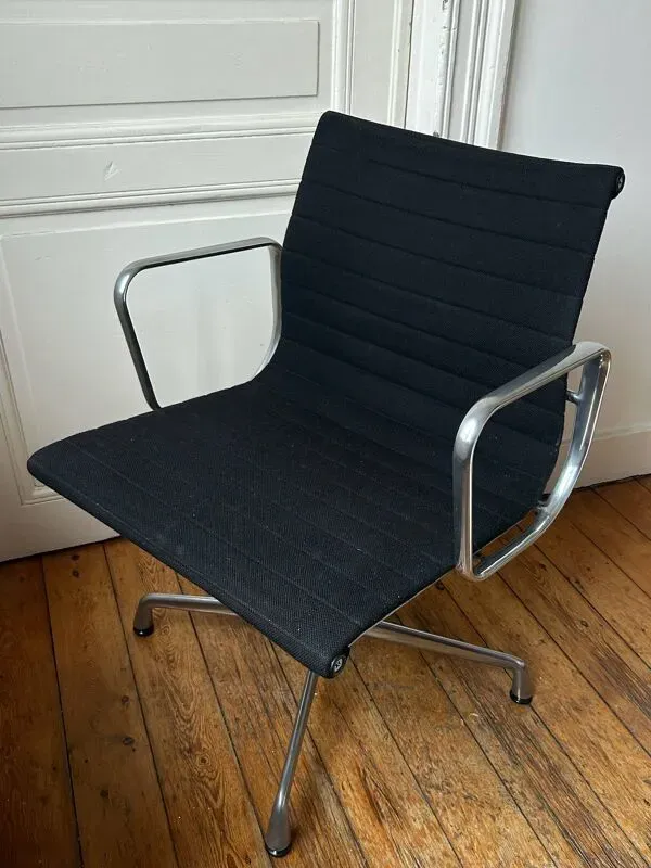 Illustration numéro 4 du produit Vitra conference ea108, poli noir