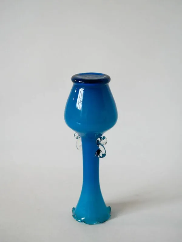 Illustration numéro 4 du produit Vase en opaline bleu ciel dentelé et petites anses design 1960