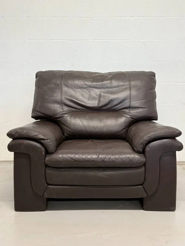 Illustration numéro 4 du produit Fauteuil club vintage en cuir marron foncé style années 1980
