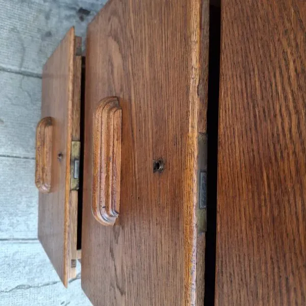 Illustration numéro 4 du produit Ancien meuble de notaire.  Meuble de métier en chêne.