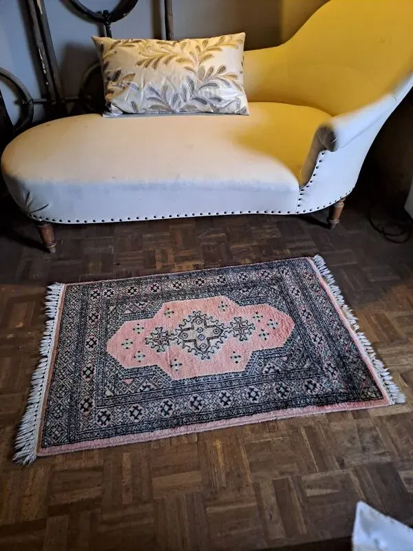 Illustration numéro 4 du produit Tapis en laine fait main de style oriental rectangulaire Pakistan 1990 vintage rose gris