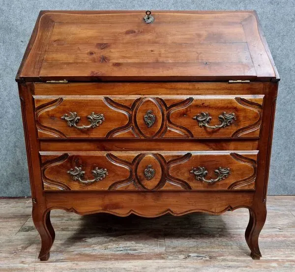 Illustration numéro 4 du produit Commode bureau style Louis XV en noyer massif circa 1880