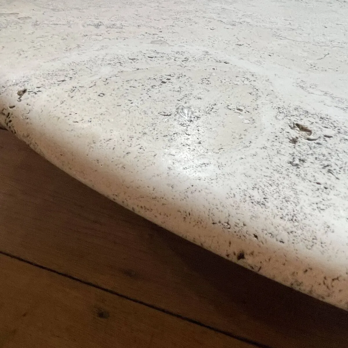 Illustration numéro 4 du produit Table basse ronde en travertin, attribué à Angelo Mangiarotti pied cylindrique central, 1970s