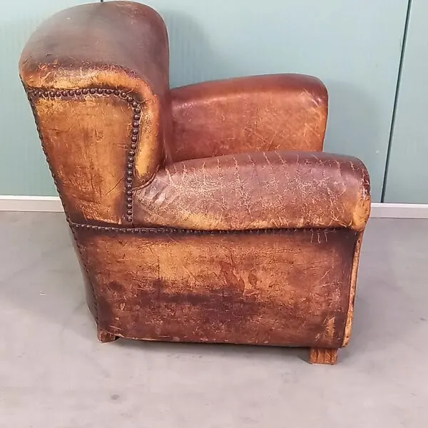 Illustration numéro 4 du produit Fauteuil en cuir clouté