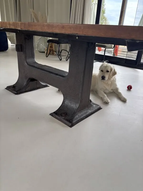 Illustration numéro 4 du produit Grande table de métier en bois ancien et fonte - 220 x 95cm