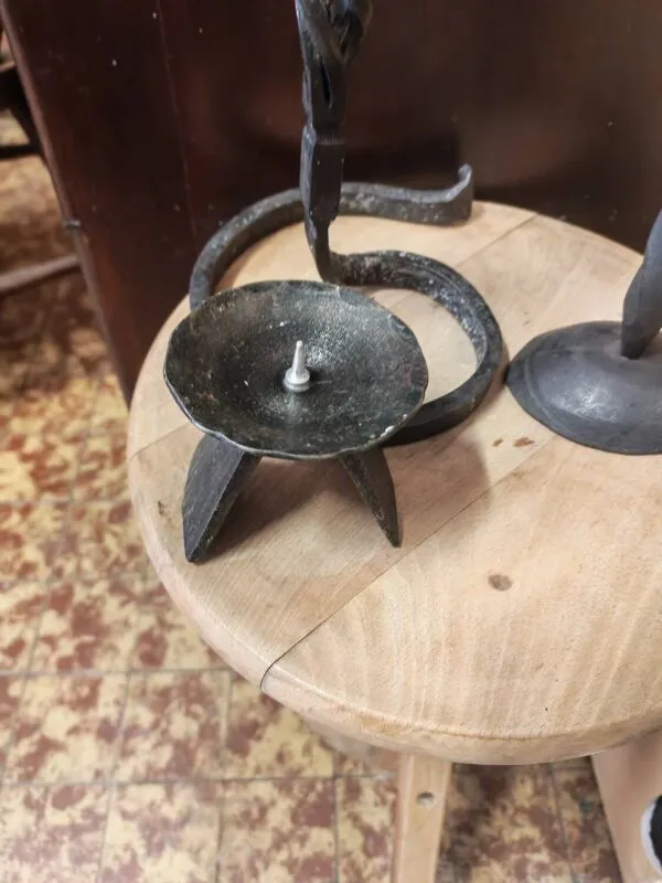 Illustration numéro 4 du produit Lot de 3 bougeoirs et pique cierge en fer forgé
