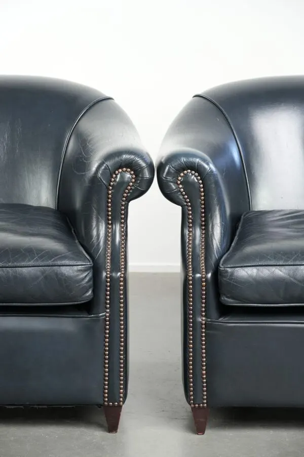 Illustration numéro 4 du produit Ensemble de fauteuils de club en cuir de vache bleu foncé avec un design unique.