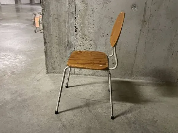 Illustration numéro 4 du produit Chaise d’école années 60